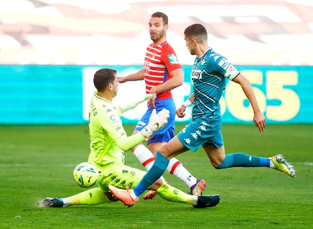 La Liga: Ανεβαίνει η Γρανάδα, «έπιασε» Μπαρτσελόνα! (Video & Photos)