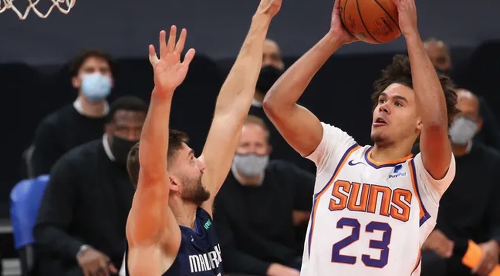 Σανς-Μάβερικς 106-102: Πήρε τη μονομαχία με Λούκα ο Μπούκερ (photos+video)