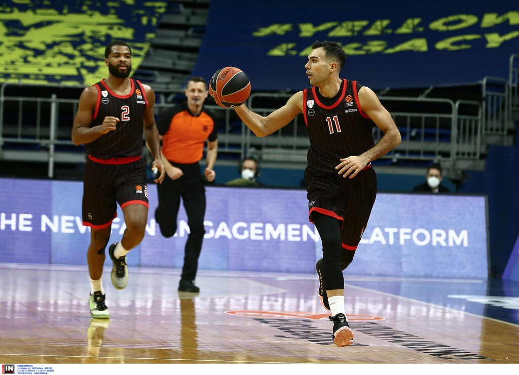 Και ο Σλούκας κοίταζε από τον πάγκο…