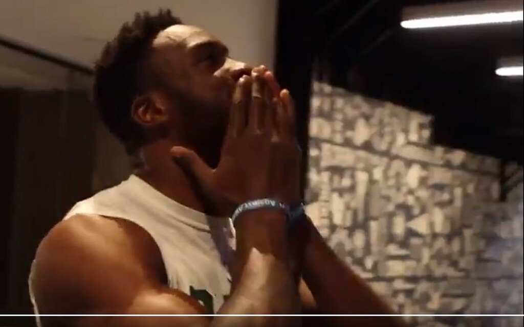 Συγκινήθηκε ο Θανάσης Αντετοκούνμπο με την έκπληξη της μαμάς του (video)