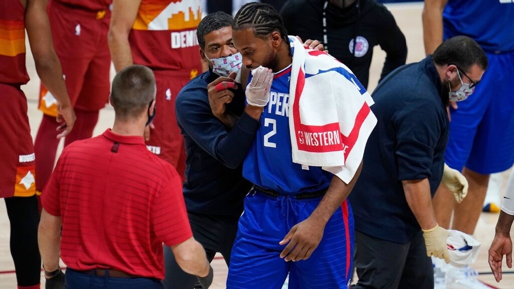 NBA: Τρόμαξαν με Λέοναρντ – Αποχώρησε αιμορραγώντας για τα αποδυτήρια (photos+video)
