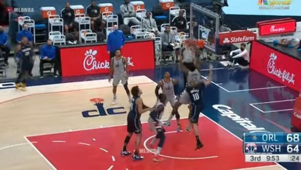 NBA: Απλά δεν υπάρχει - Παίκτης κάρφωσε στο καλάθι της ομάδας του (photos+video)