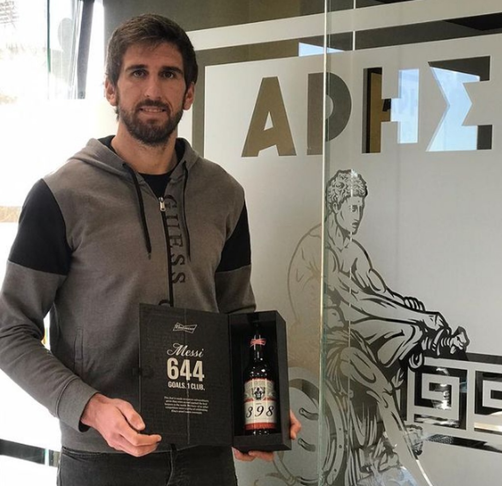 Άρης: Ο Κουέστα παρέλαβε την… μπύρα Μέσι υπ’ αριθμόν 398! (photos)