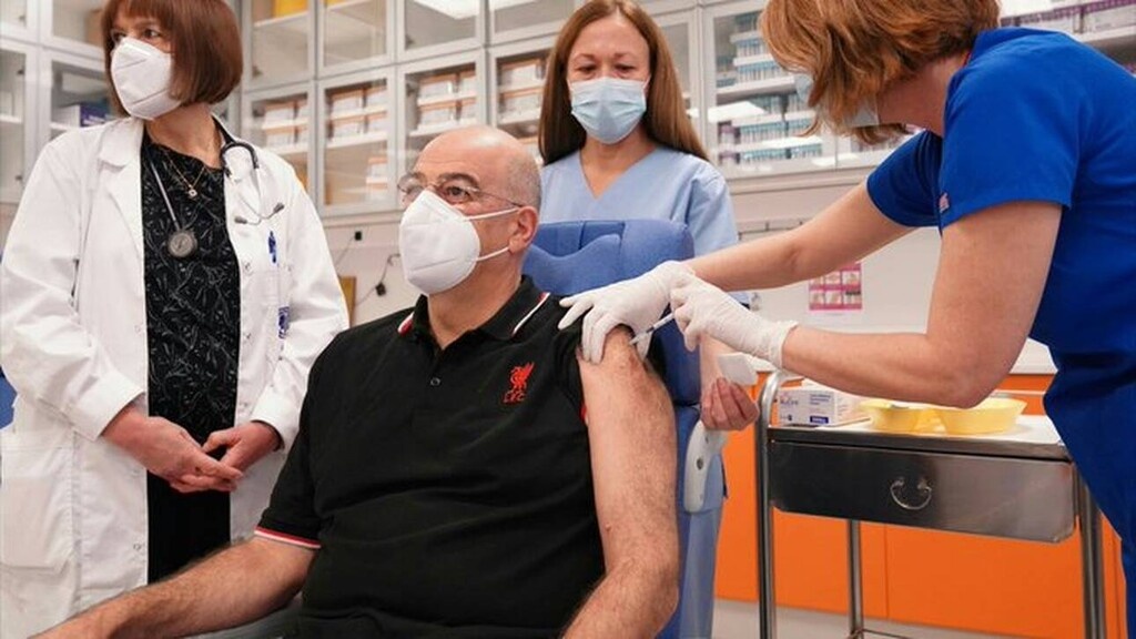 Κορονοϊός: Με μπλουζάκι γνωστής ομάδας έκανε εμβόλιο ο Ν. Δένδιας (photo)