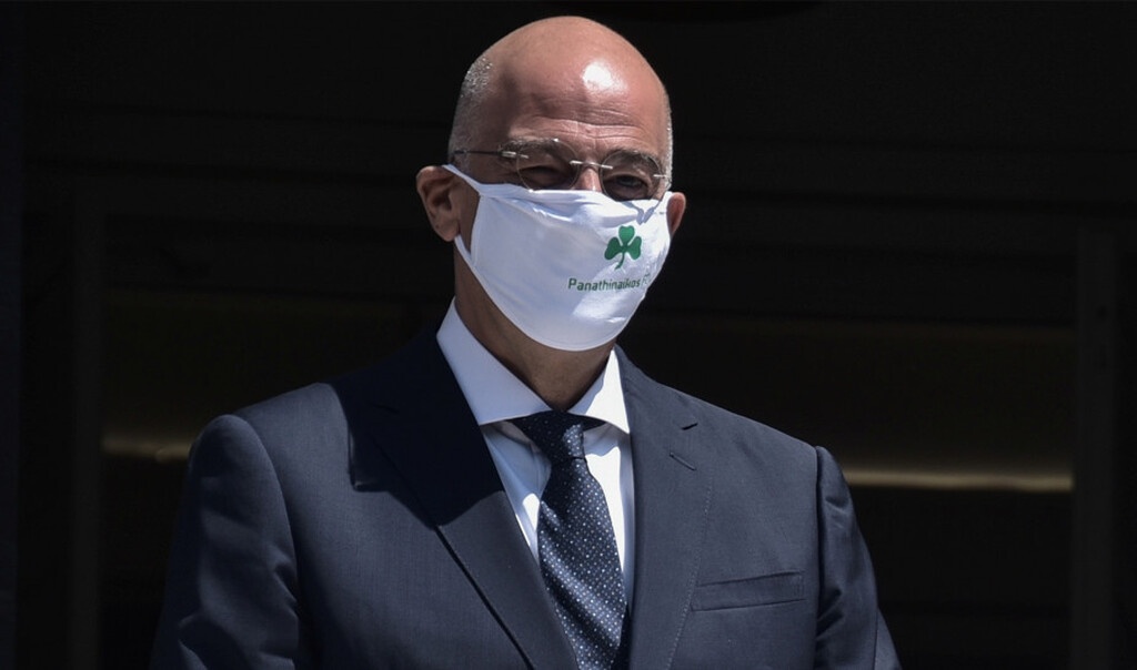 Κορονοϊός: Με μπλουζάκι γνωστής ομάδας έκανε εμβόλιο ο Ν. Δένδιας (photo)
