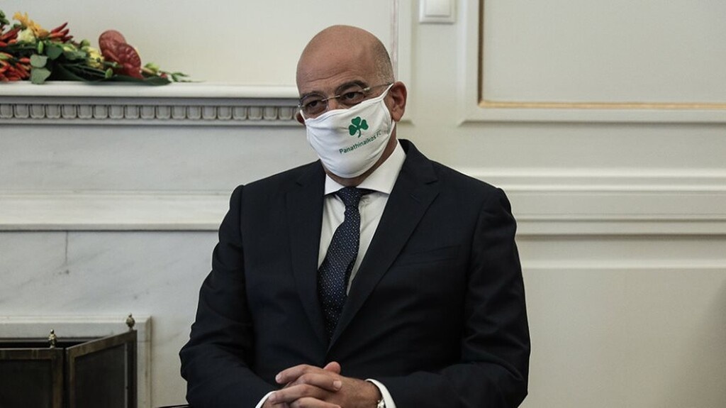 Κορονοϊός: Με μπλουζάκι γνωστής ομάδας έκανε εμβόλιο ο Ν. Δένδιας (photo)