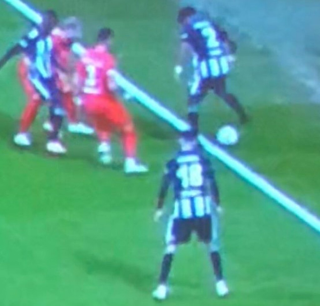 H αποβολή της χρονιάς: Το κινητό που άναψε «φωτιές» στην Τουρκία! (photos+video)