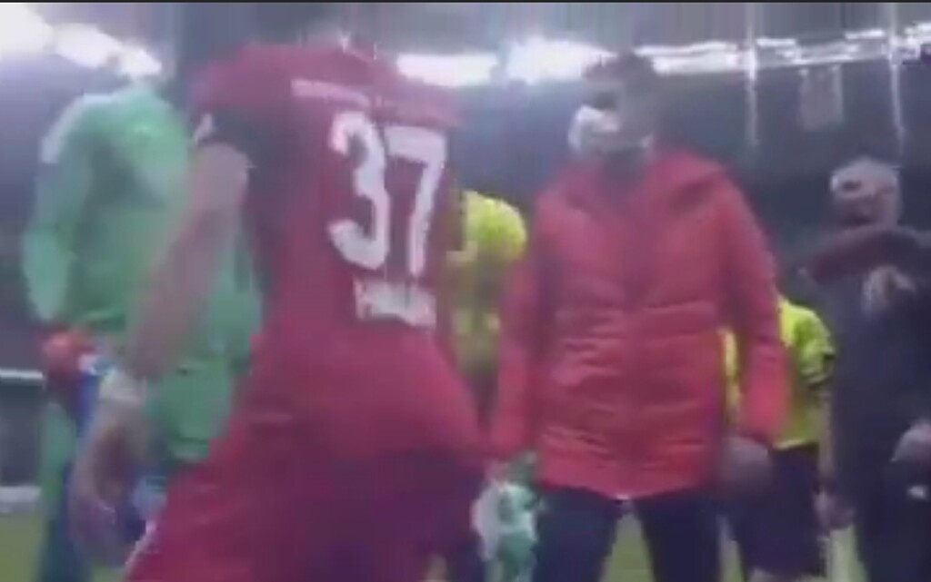 H αποβολή της χρονιάς: Το κινητό που άναψε «φωτιές» στην Τουρκία! (photos+video)