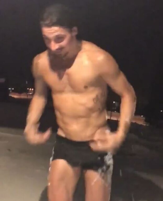 Τρελός Ζλάταν: Βούτηξε στα χιόνια με το μποξεράκι (video+photos)