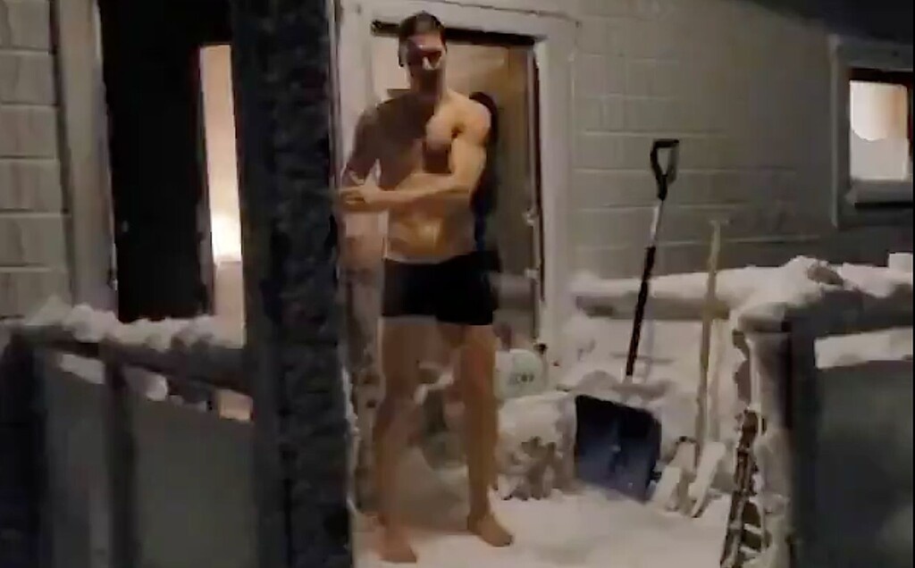 Τρελός Ζλάταν: Βούτηξε στα χιόνια με το μποξεράκι (video+photos)