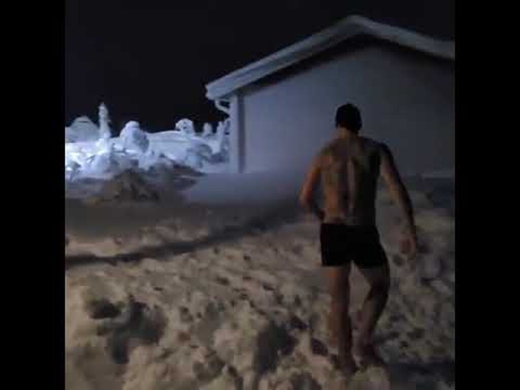 Τρελός Ζλάταν: Βούτηξε στα χιόνια με το μποξεράκι (video+photos)