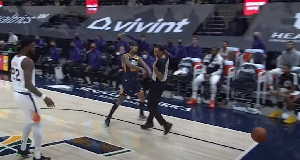 Απίστευτα πράγματα στο NBA: Παίκτης τρελάθηκε και έσπρωξε διαιτητή (video+photos)