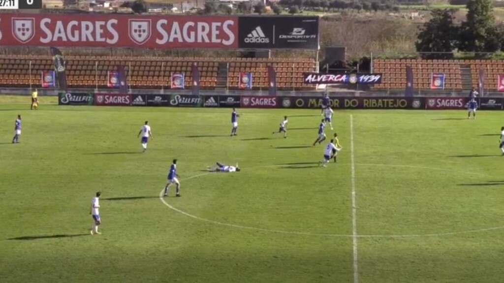 Σοκαριστική στιγμή: Ανακοπή καρδιάς εν ώρα αγώνα για 24χρονο παίκτη (video+photos)