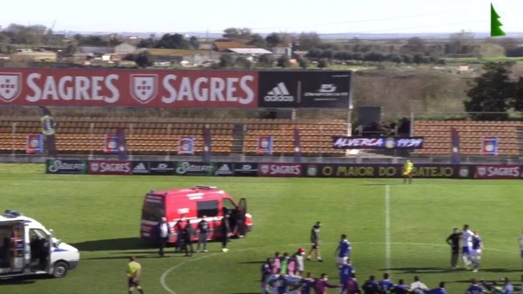 Σοκαριστική στιγμή: Ανακοπή καρδιάς εν ώρα αγώνα για 24χρονο παίκτη (video+photos)