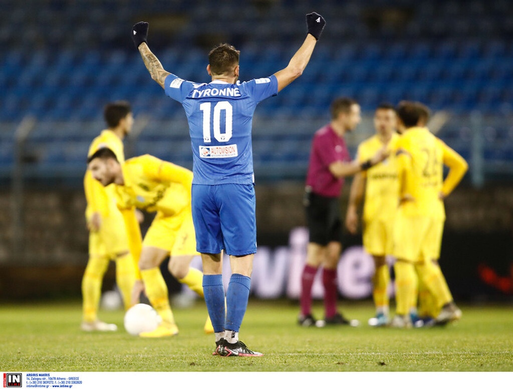 Λαμία-Άρης: Εκτός ελέγχου ο Σούντγκρεν, έσπρωξε ballboy κι αποβλήθηκε! (video+photos)