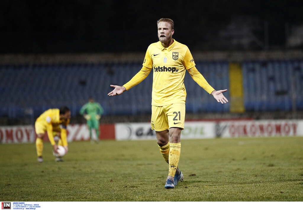 Λαμία-Άρης: Εκτός ελέγχου ο Σούντγκρεν, έσπρωξε ballboy κι αποβλήθηκε! (video+photos)