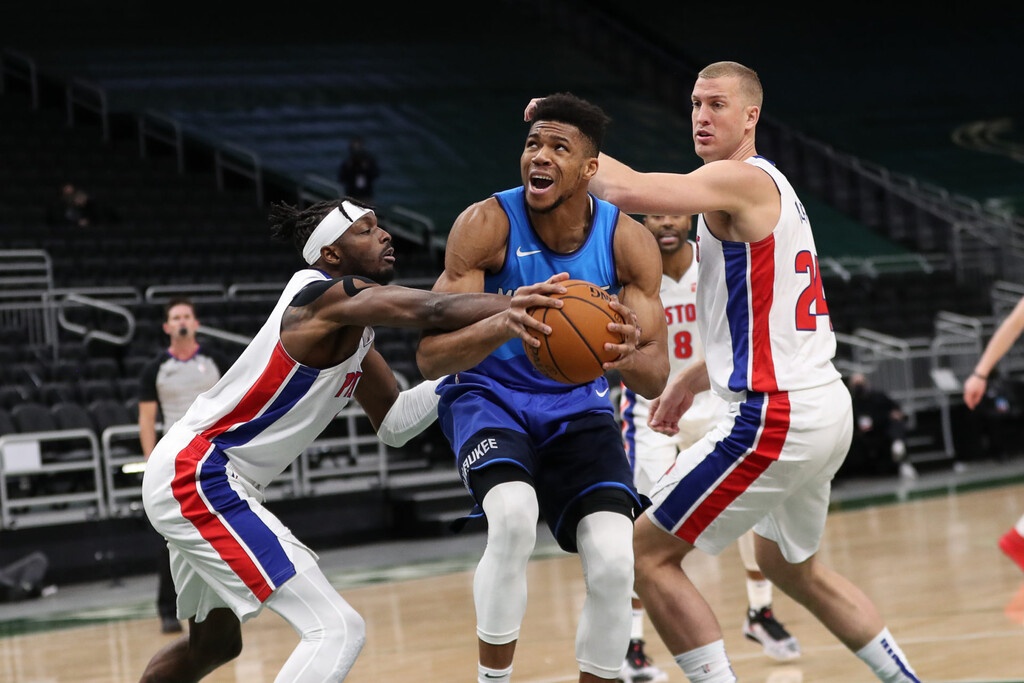 NBA: Άνετο βράδυ για Μπακς - Καλή εμφάνιση από Γιάννη-Θανάση (video)