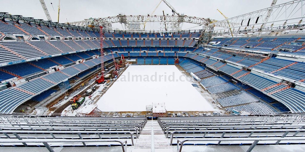 Ρεάλ Μαδρίτης: Οι εργασίες στο χιονισμένο «Σαντιάγκο Μπερναμπέου» (photos+video)