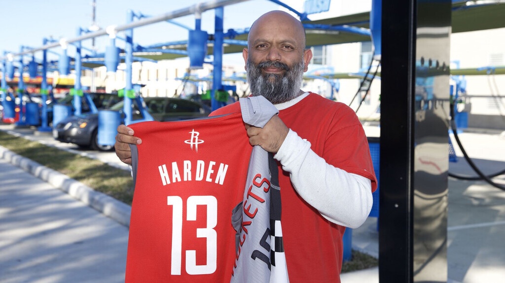 NBA: Απίστευτα σκηνικά με Χάρντεν στο Χιούστον - Η... προσφορά για τις φανέλες του (photos)