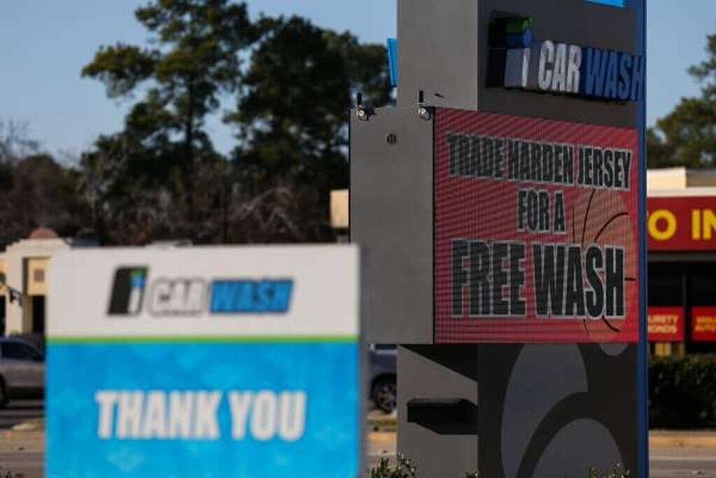 NBA: Απίστευτα σκηνικά με Χάρντεν στο Χιούστον - Η... προσφορά για τις φανέλες του (photos)