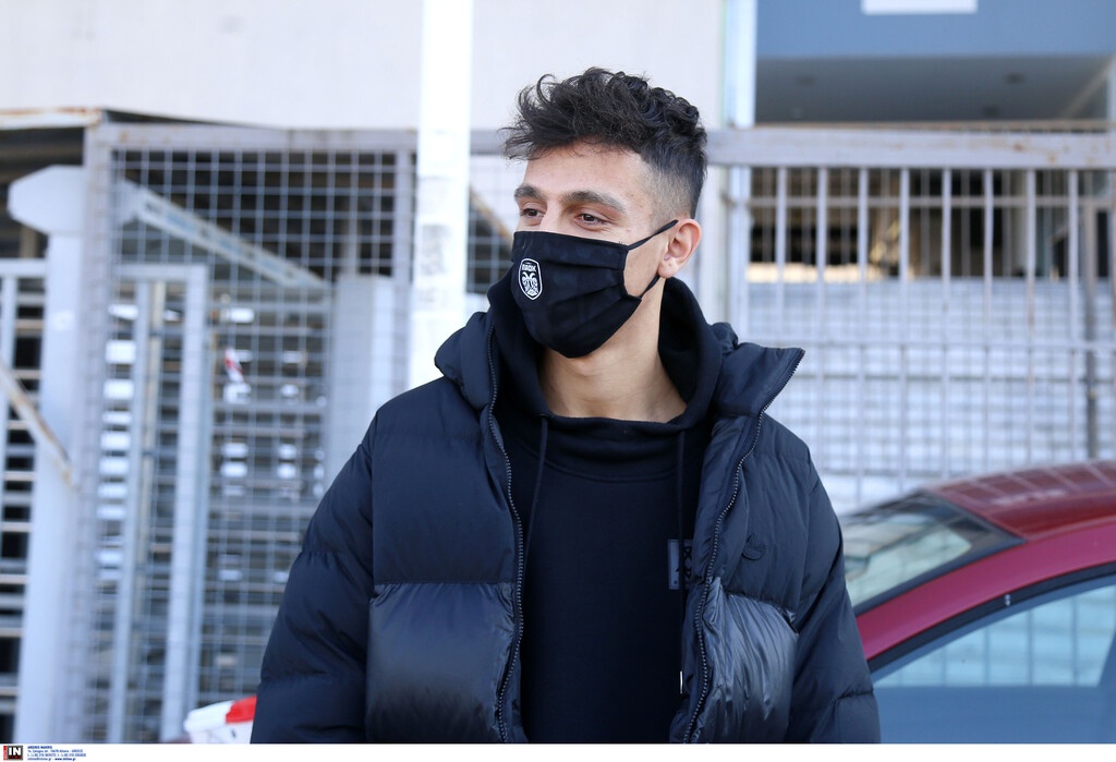 Απορία προκάλεσε στους φίλους της Νόριτς, ότι η μεταγραφή του Γιαννούλη ανακοινώθηκε, αλλά ο παίκτης δεν φωτογραφήθηκε με τη φανέλα της ομάδας.