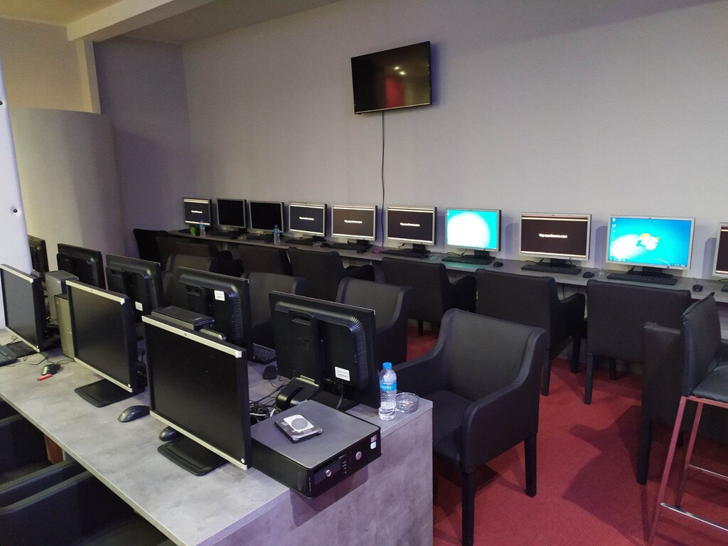 Λουκέτο από την ΕΛ.ΑΣ. σε κορωνο-καζίνο στην Αττική – Πρόστιμα 14.000 ευρώ σε 5 άτομα