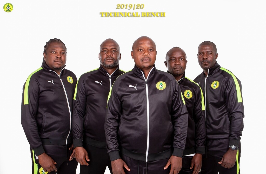 Βαριά τιμωρία για προπονητή που «πιάστηκε» να ουρεί στα δοκάρια για… γούρι (video)