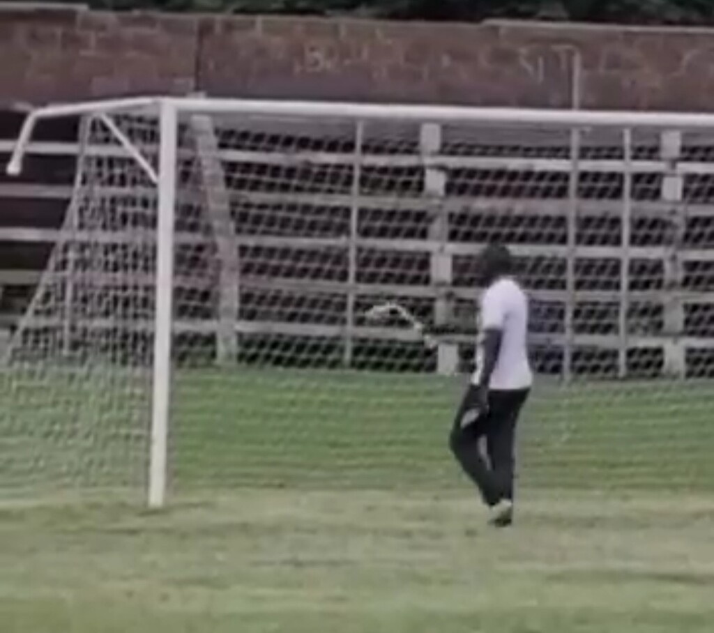 Βαριά τιμωρία για προπονητή που «πιάστηκε» να ουρεί στα δοκάρια για… γούρι (video)