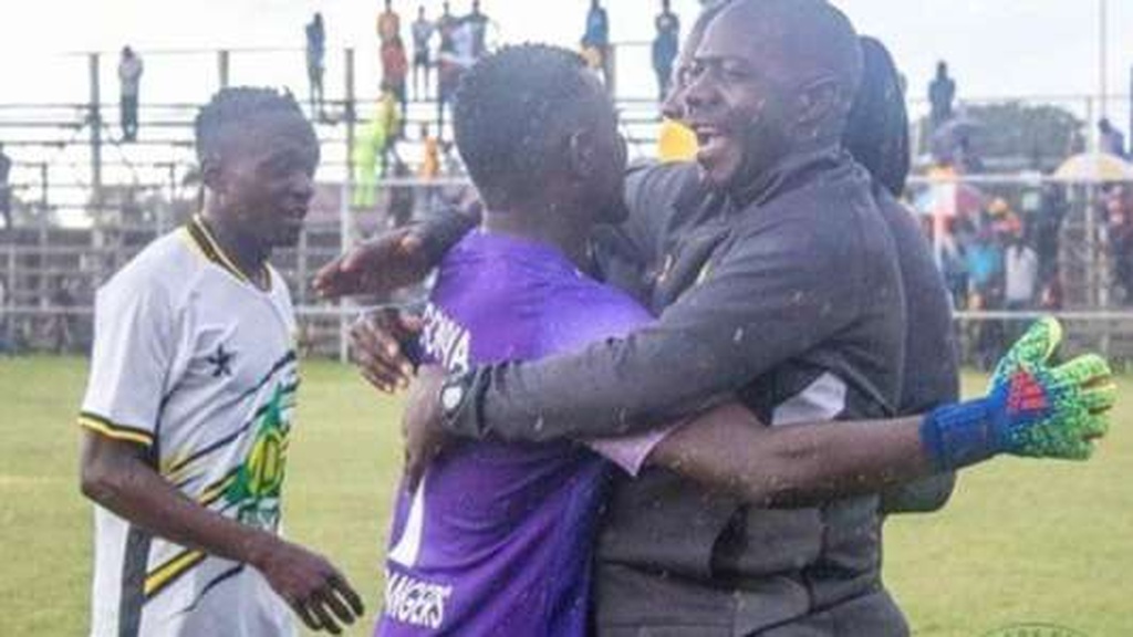 Βαριά τιμωρία για προπονητή που «πιάστηκε» να ουρεί στα δοκάρια για… γούρι (video)