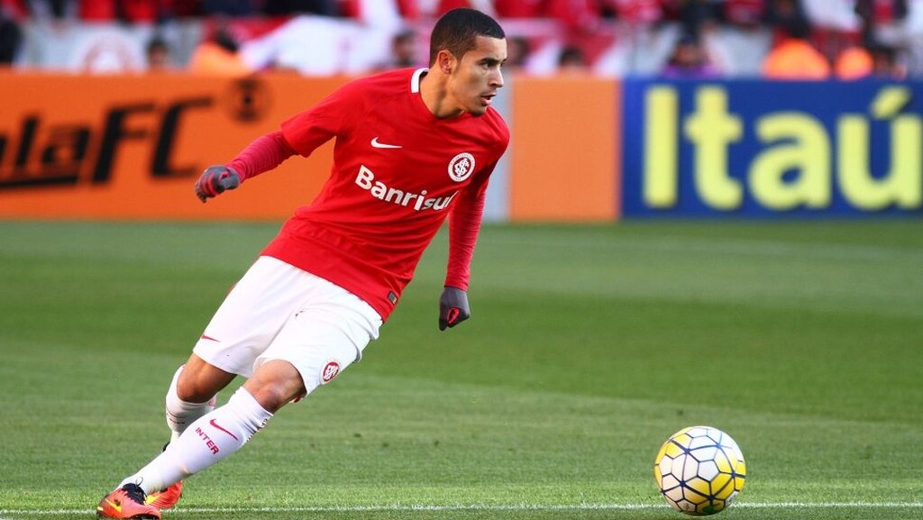 Η γερμανική ομάδα τον απέκτησε από την Ιντερνασιονάλ, έναντι 5 εκατομμυρίων ευρώ το 2017 και τώρα, απασχολεί τον ΠΑΟΚ, που έχει βγει στην αγορά για την απόκτηση μπακ.