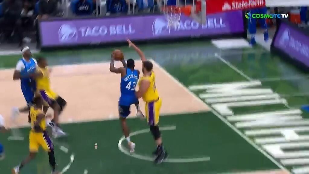 Αντετοκούνμπο: Η φάση της χρονιάς για τον Θανάση, στα... μούτρα των Ντέιβις και Γκασόλ (video)