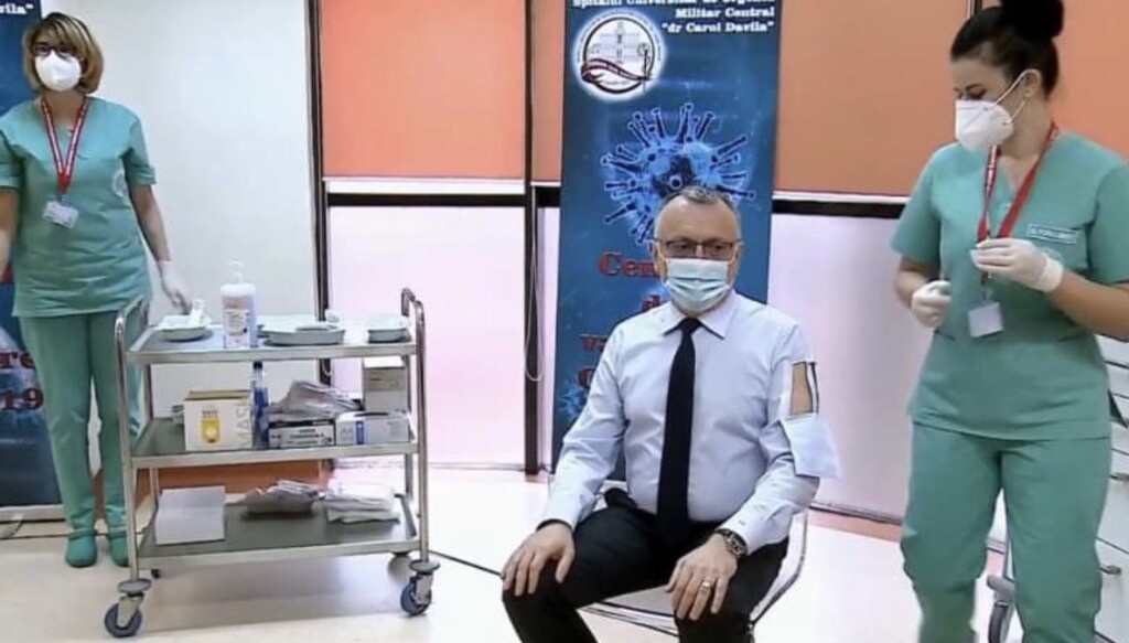 Τρομερή πατέντα: Πουκάμισο με… πορτάκι εμβολιασμού (video)