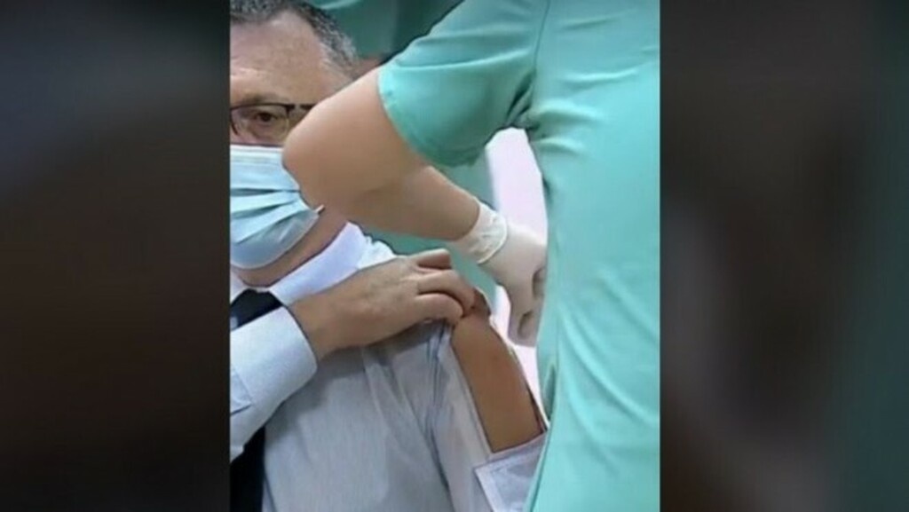 Τρομερή πατέντα: Πουκάμισο με… πορτάκι εμβολιασμού (video)