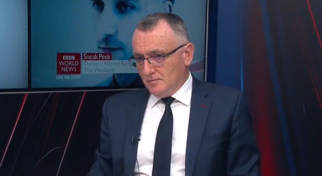 Τρομερή πατέντα: Πουκάμισο με… πορτάκι εμβολιασμού (video)