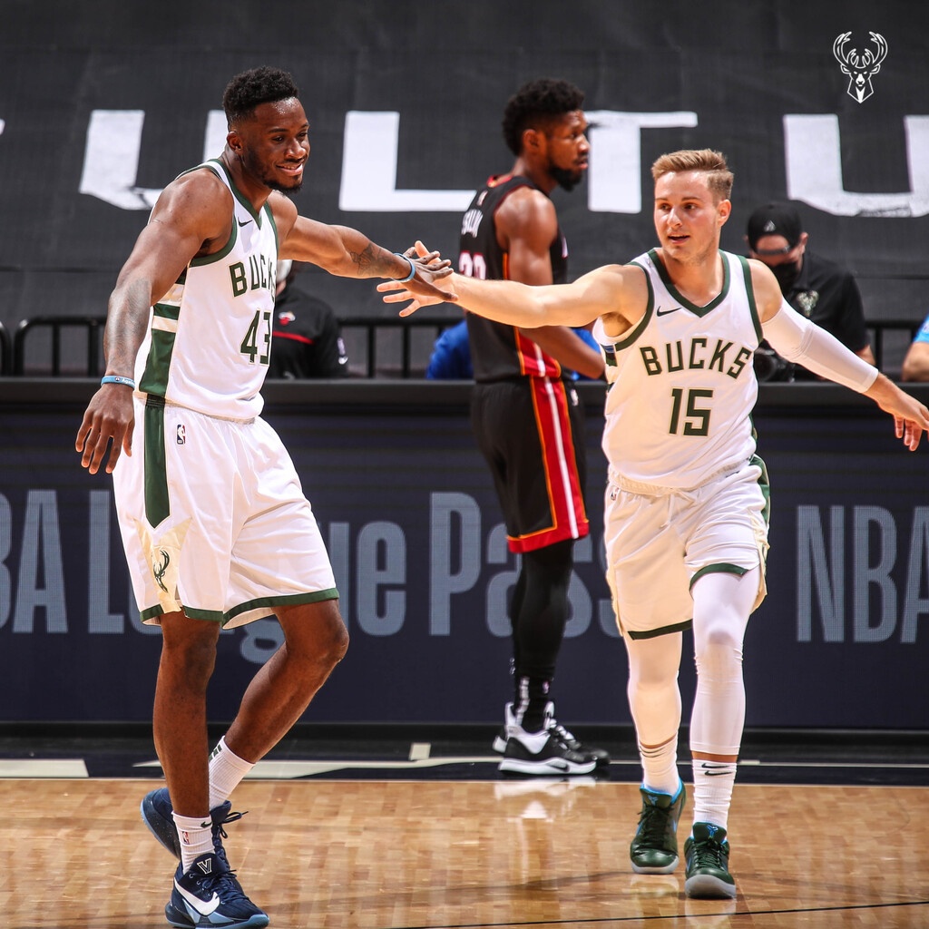 Αντετοκούνμπο: Η φάση της χρονιάς για τον Θανάση, στα... μούτρα των Ντέιβις και Γκασόλ (video)