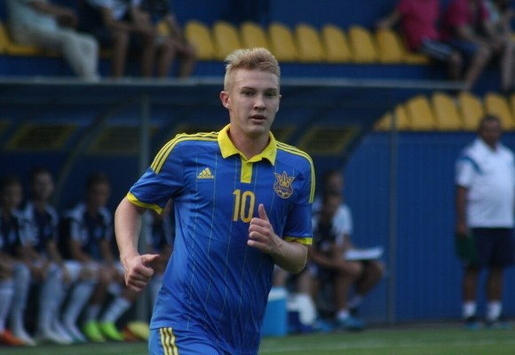 Ο Νταντσένκο αναδείχθηκε από τις ακαδημίες της Μέταλουργκ Ζαπορίζια και υπέγραψε το πρώτο του επαγγελματικό συμβόλαιο στην Ντιναμό Κμελνίτσκι.