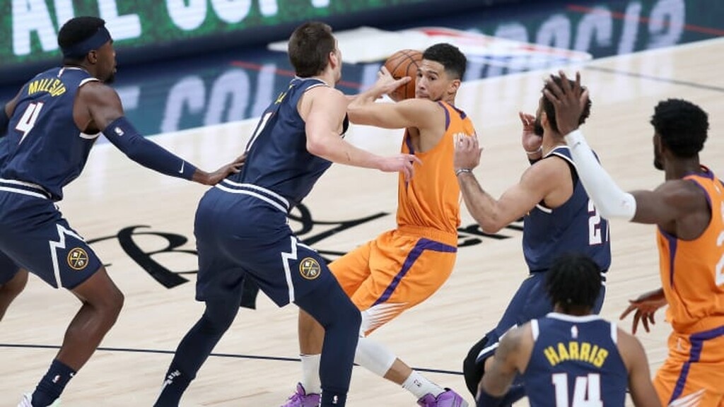 NBA: Αγωνία στους Σανς για Μπούκερ (video+photos)