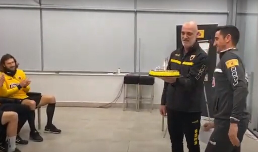 ΑΕΚ: Η τούρτα έκπληξη στον Χιμένεθ και το «έλα μωρό μου» (video)