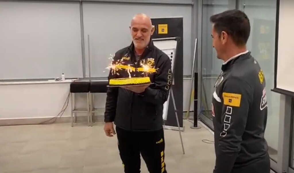 ΑΕΚ: Η τούρτα έκπληξη στον Χιμένεθ και το «έλα μωρό μου» (video)