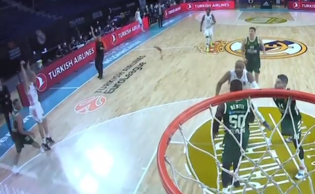 Ρεάλ-Παναθηναϊκός: Σοκαριστικός τραυματισμός του Κάρολ σε... εύστοχο τρίποντο (video)