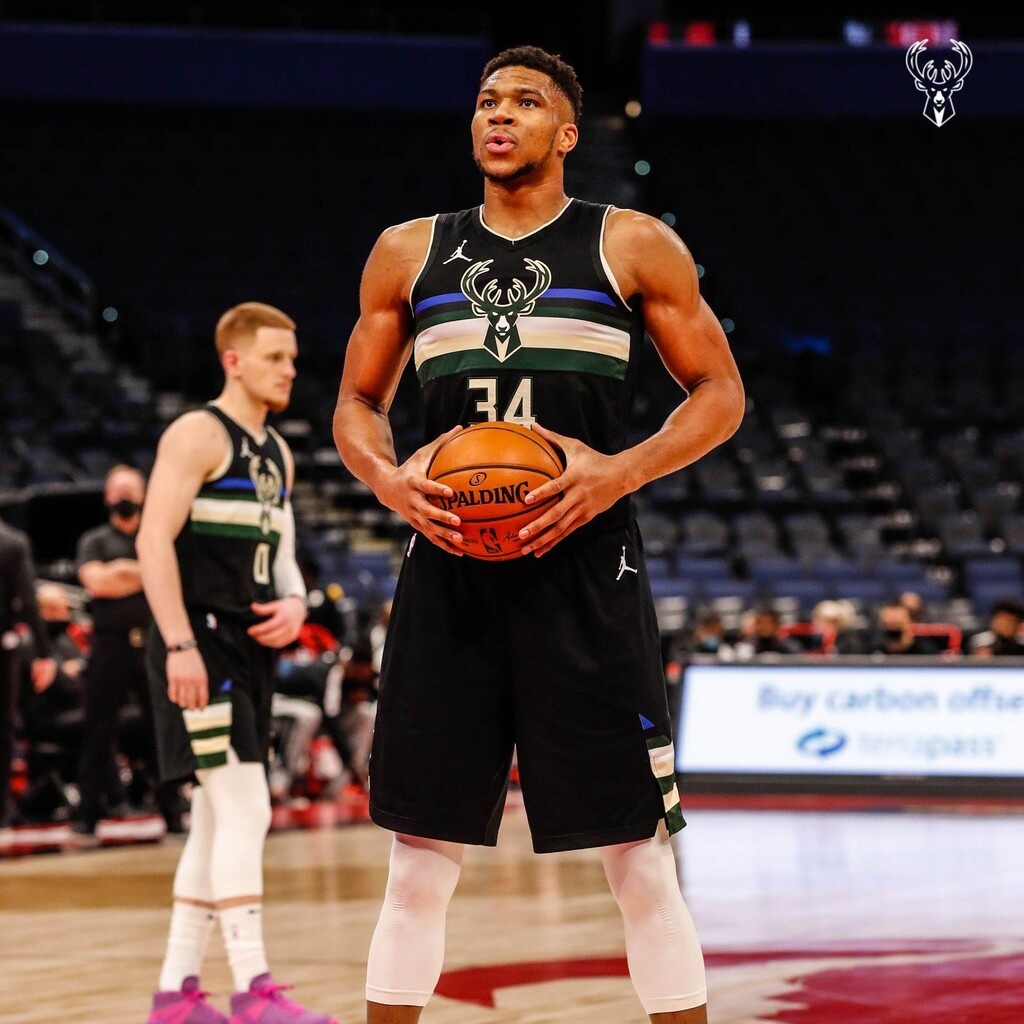 NBA: Ηγετικός Αντετοκούνμπο στη νίκη των Μπακς επί των Ράπτορς (videos)