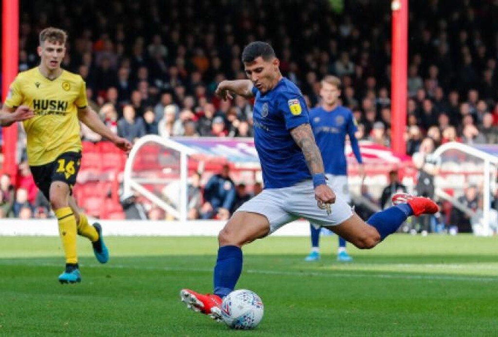 Ο Νίκος Καρέλης ξεκίνησε την ποδοσφαιρική του καριέρα από την ερασιτεχνική ομάδα του Εργοτέλη. Το 2007 εντάχθηκε στην πρώτη ομάδα του κρητικού συλλόγου όπου και παρέμεινε επί μία πενταετία.