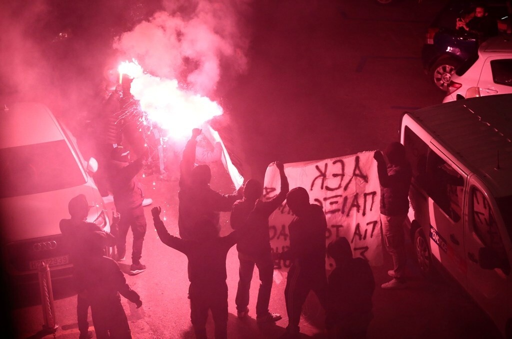 ΑΕΚ: Οπαδοί στο ξενοδοχείο με καπνογόνα και... μηνύματα (photos)