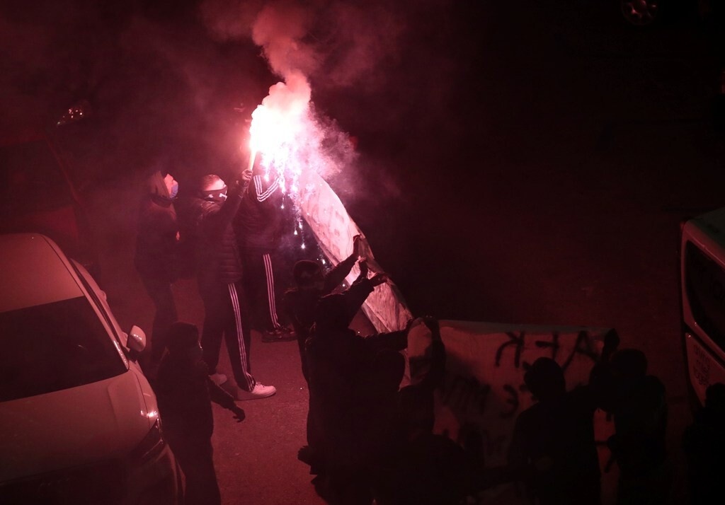 ΑΕΚ: Οπαδοί στο ξενοδοχείο με καπνογόνα και... μηνύματα (photos)