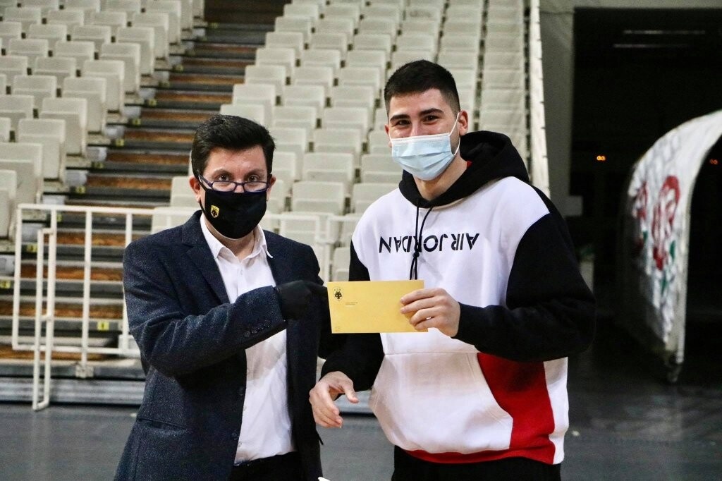 ΑΕΚ: Έκοψε την πίτα παρουσία Αγγελόπουλου