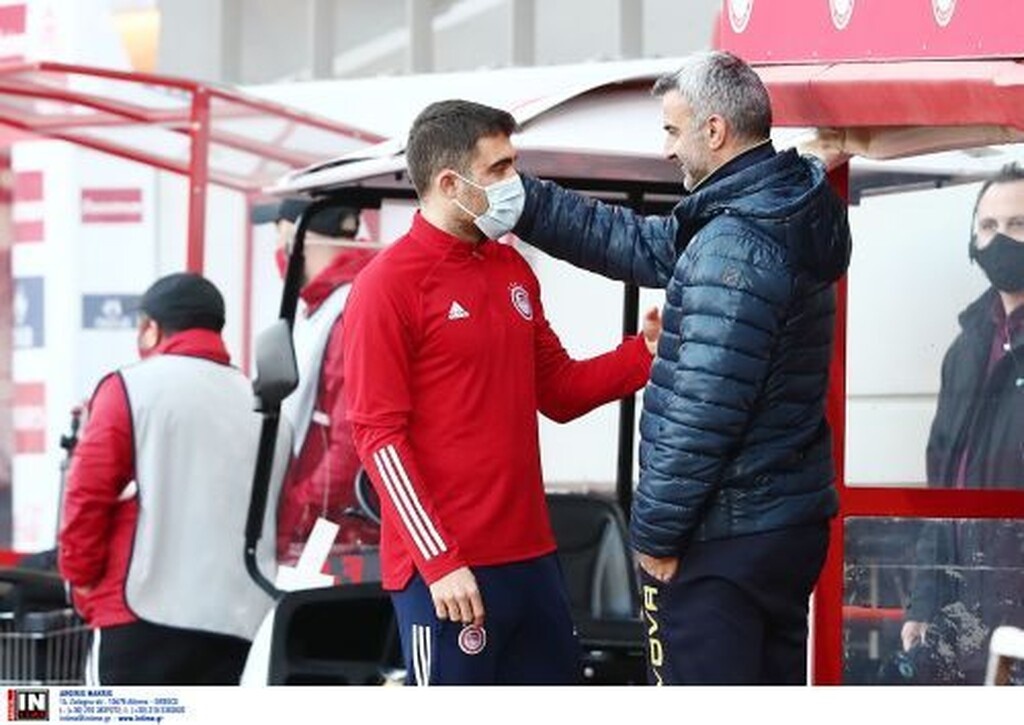 Ολυμπιακός-Παναιτωλικός: Συνάντηση «γιγάντων» - Η αγκαλιά του δάσκαλου στον μαθητή (photos)