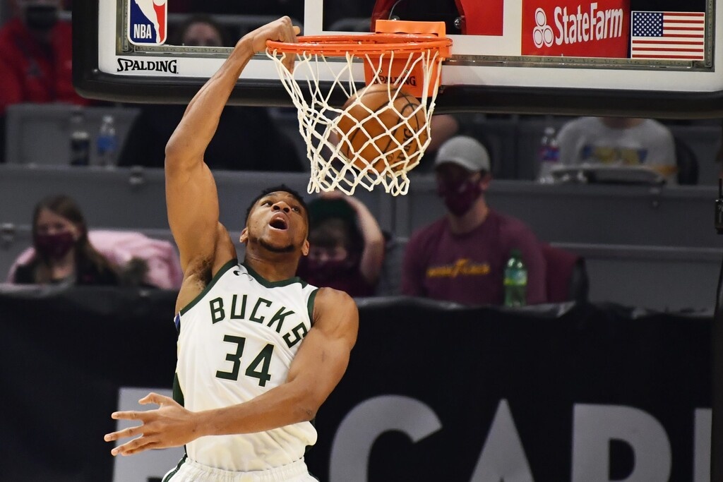 NBA: Μια ομάδα μόνος ο Αντετοκούνμπο - Μαγική εμφάνιση (video+photos)