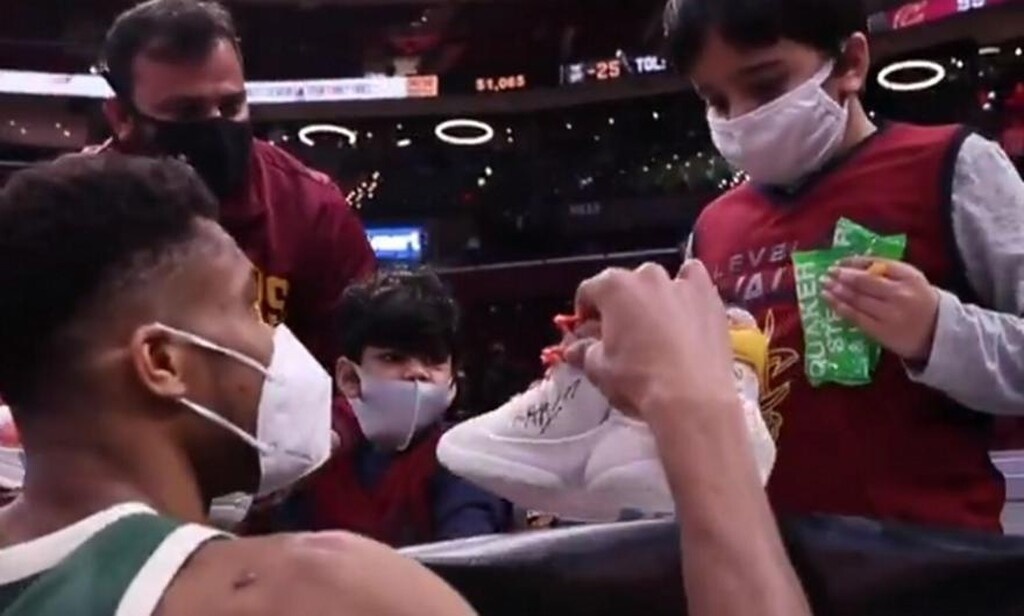 NBA: Η σπουδαία κίνηση του Γιάννη - Τι έκανε ο Έλληνας σούπερ σταρ (photos+video)