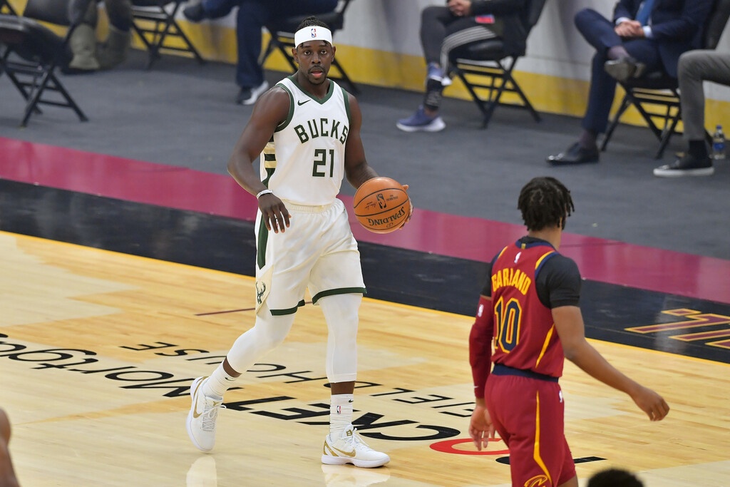 NBA: Ερωτηματικά για Χόλιντεϊ σε Μπακς