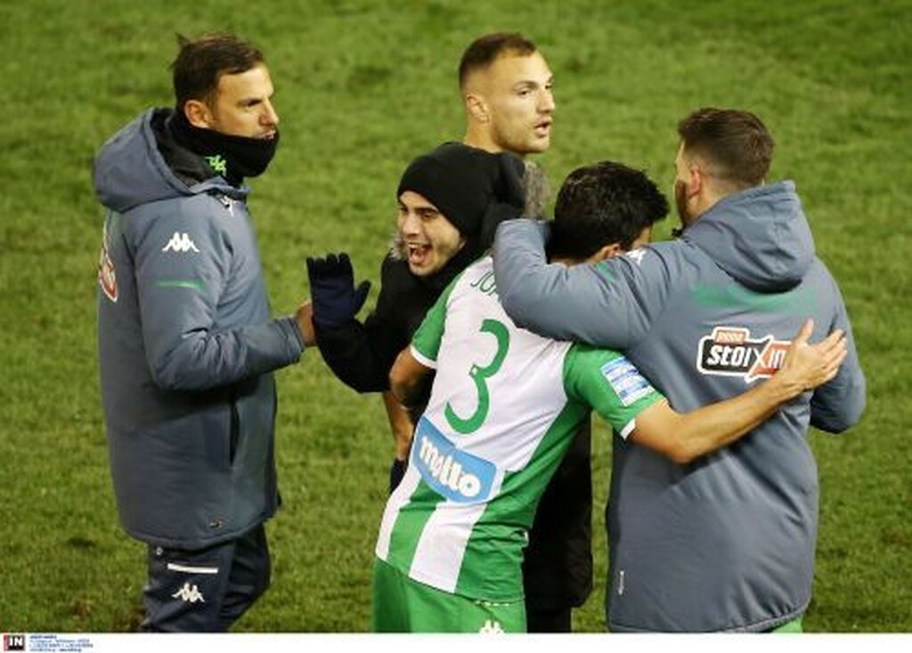 Παναθηναϊκός-Ολυμπιακός: Γλέντι στα αποδυτήρια με πρωταγωνιστές Χατζηγιοβάνη-Μπουζούκη (photos)